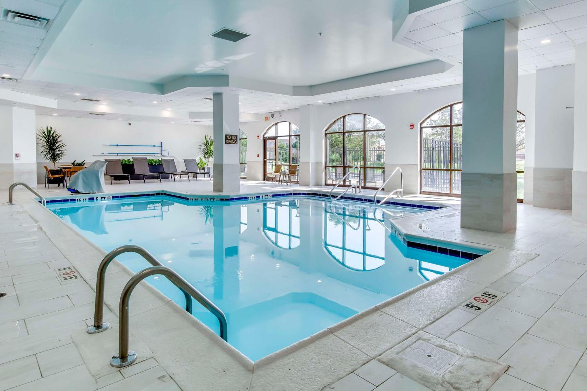 Hotel Embassy By Hilton East Louisville