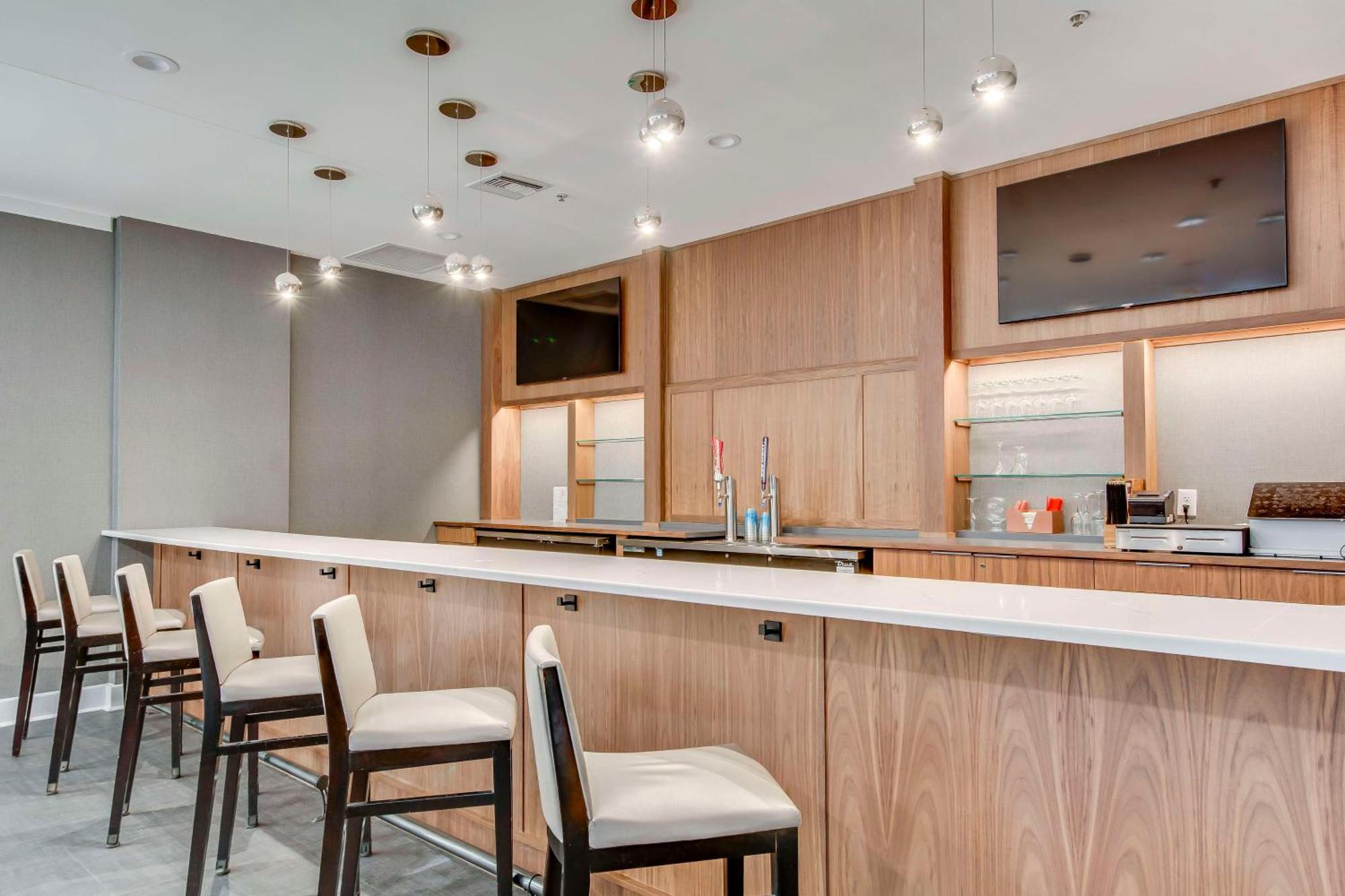 Hotel Embassy By Hilton East Louisville