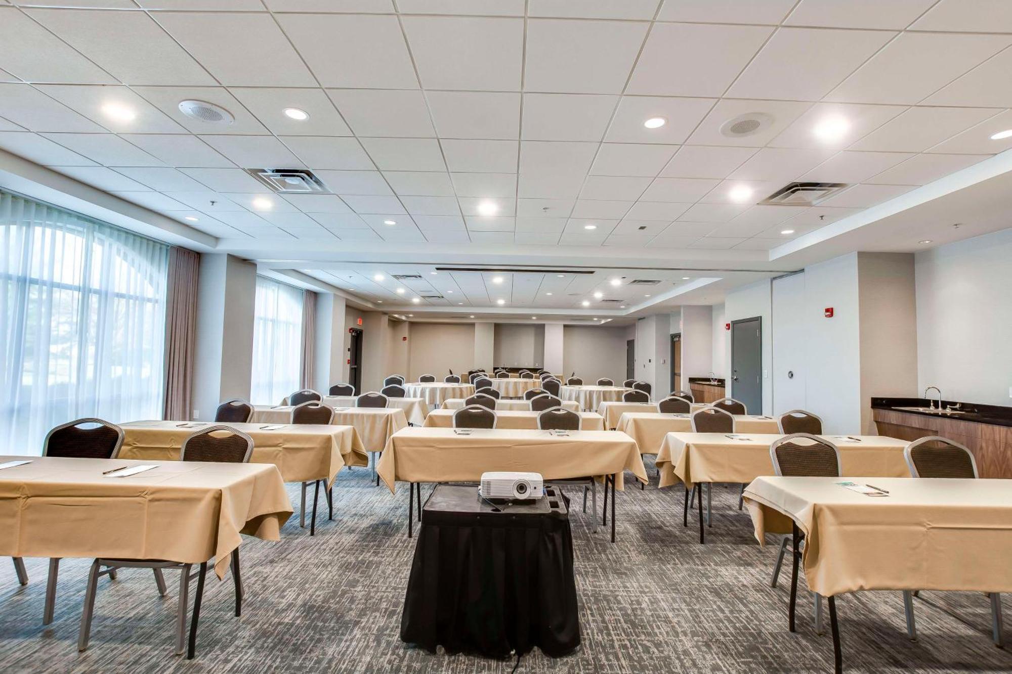 Embassy By Hilton East 4* Louisville
