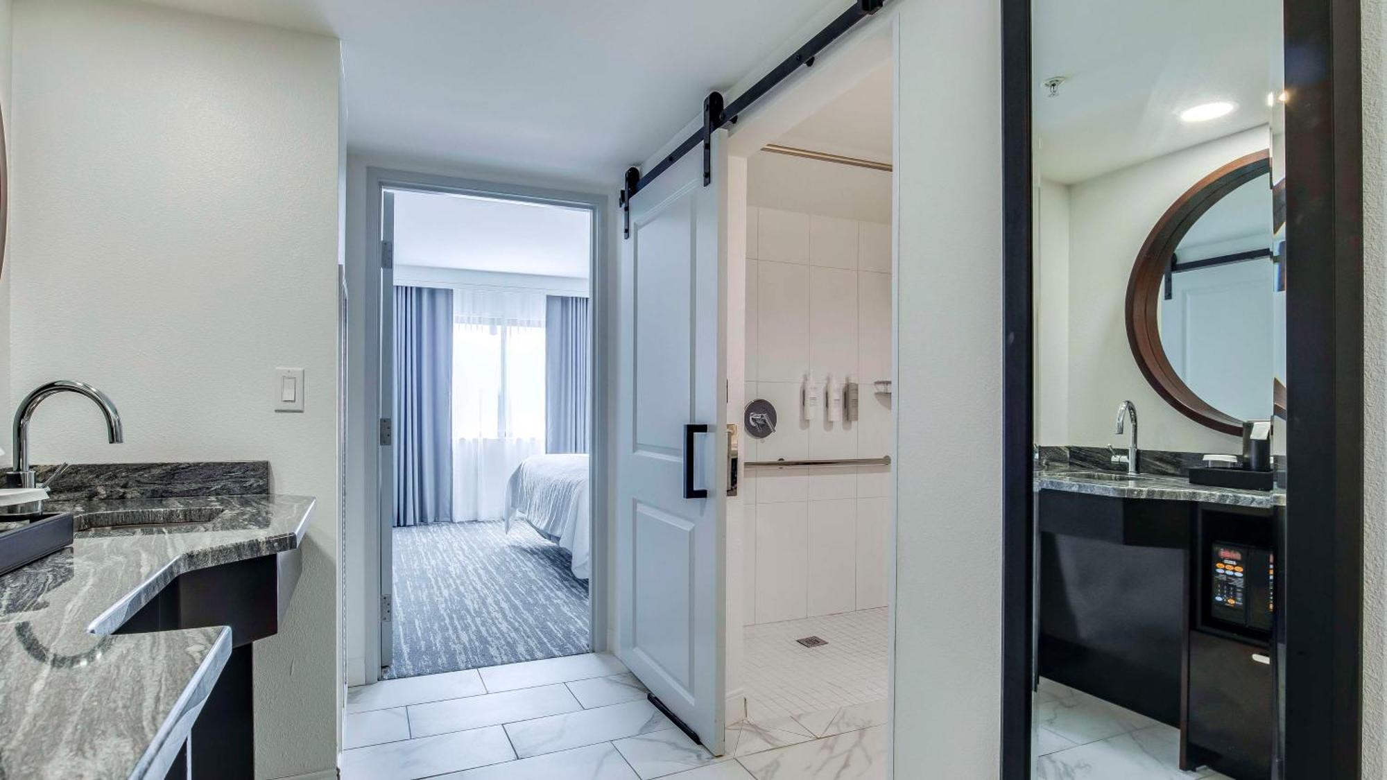 Hotel Embassy By Hilton East Louisville