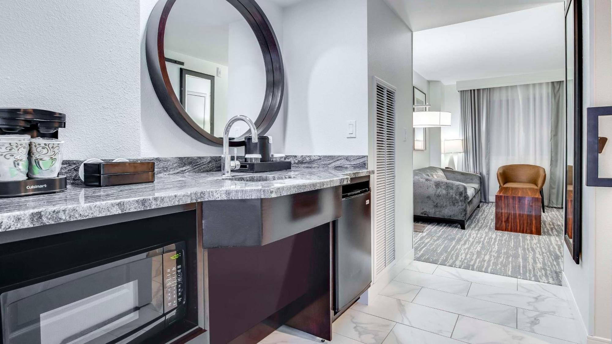 Hotel Embassy By Hilton East Louisville